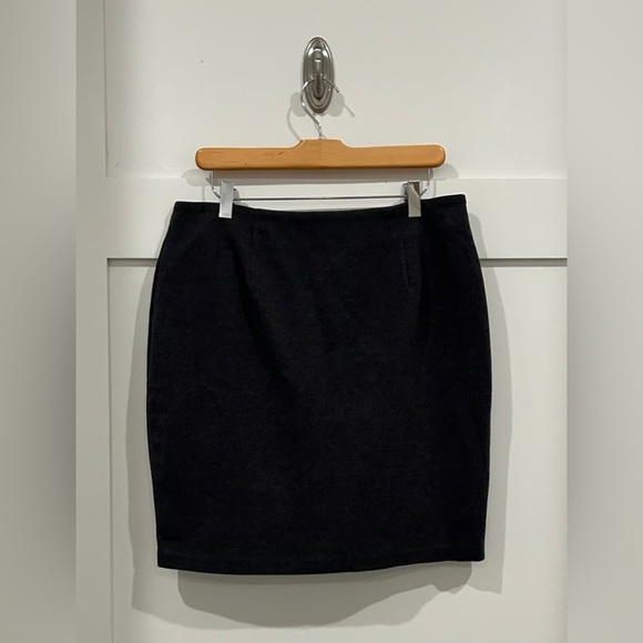 Michael Kors Black Zippered Women's Skirt - Picture 3 of 5